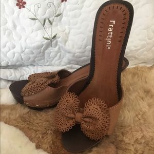 Gorgeous Bow leather heels. NWOT.